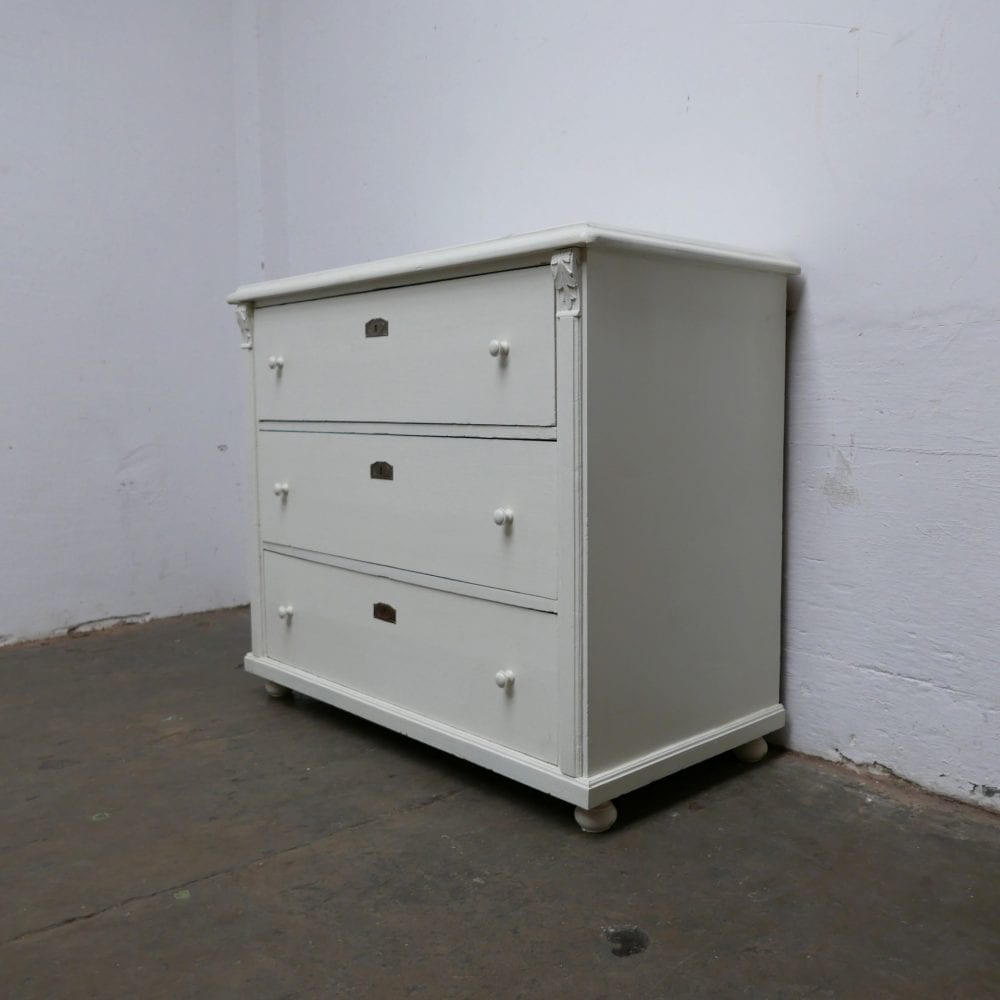 Witte houten commode of onderkast