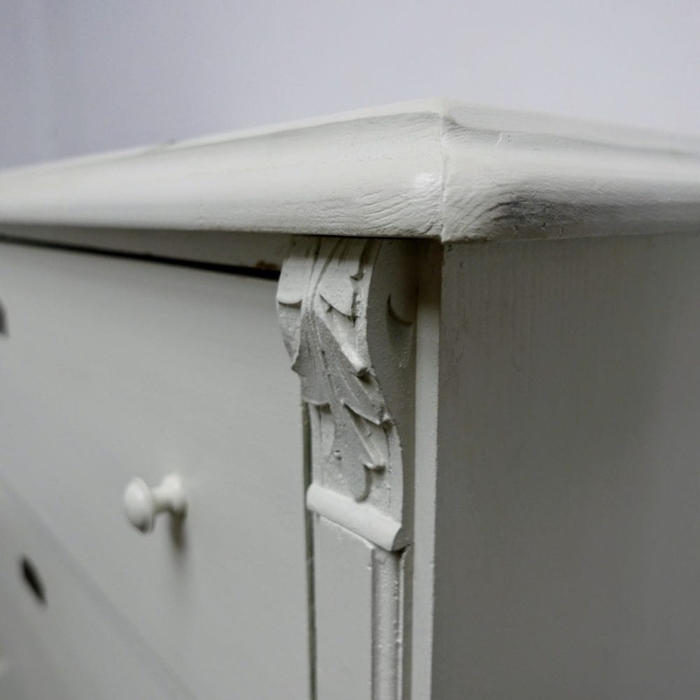 Witte houten commode of onderkast