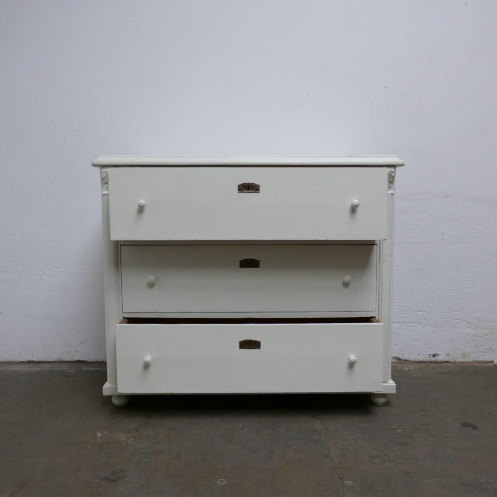 Witte houten commode of onderkast