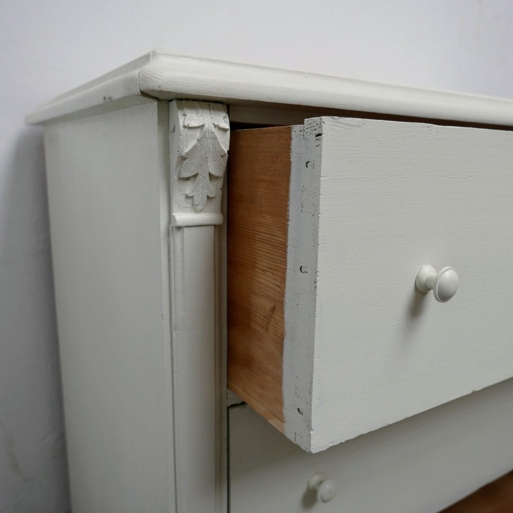 Witte houten commode of onderkast