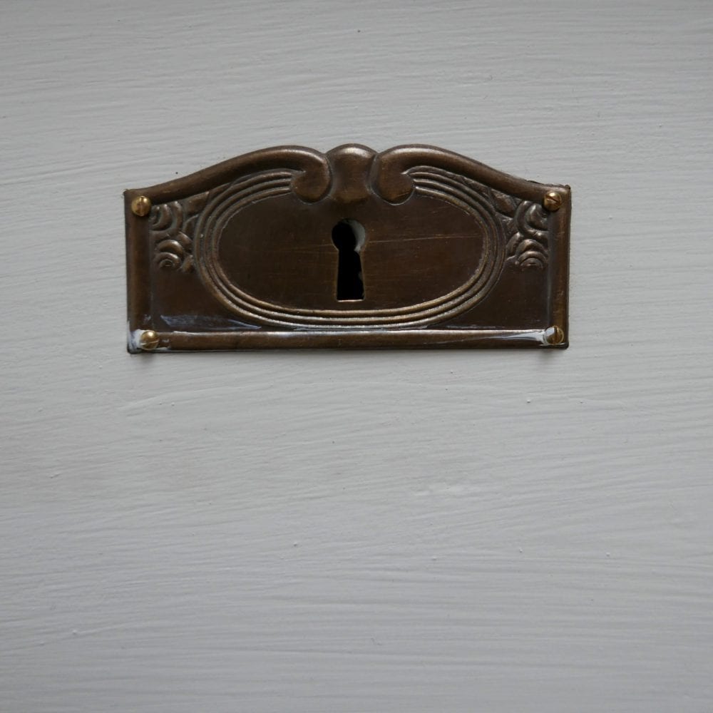 Witte houten commode of onderkast
