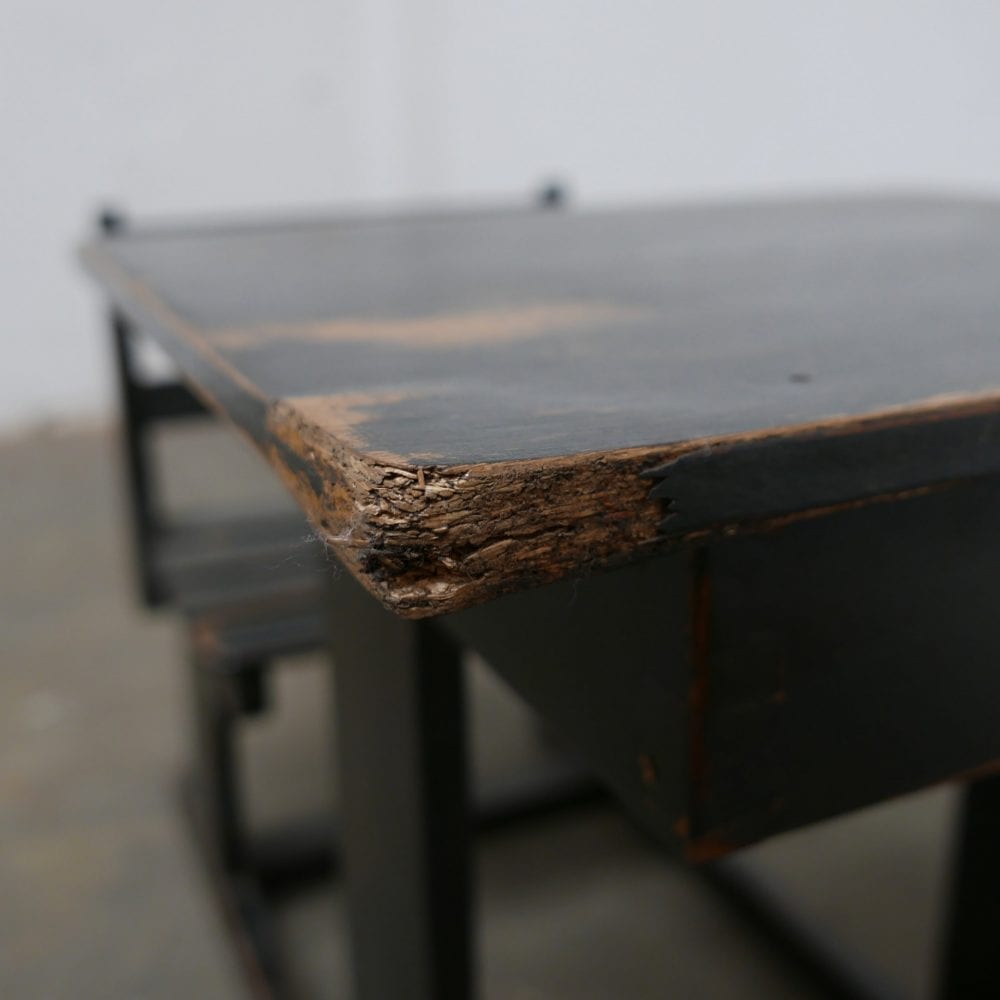Houten zwart schoolbankje