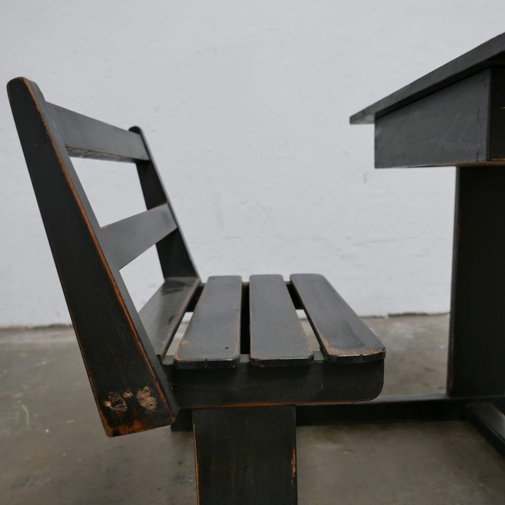 Houten zwart schoolbankje