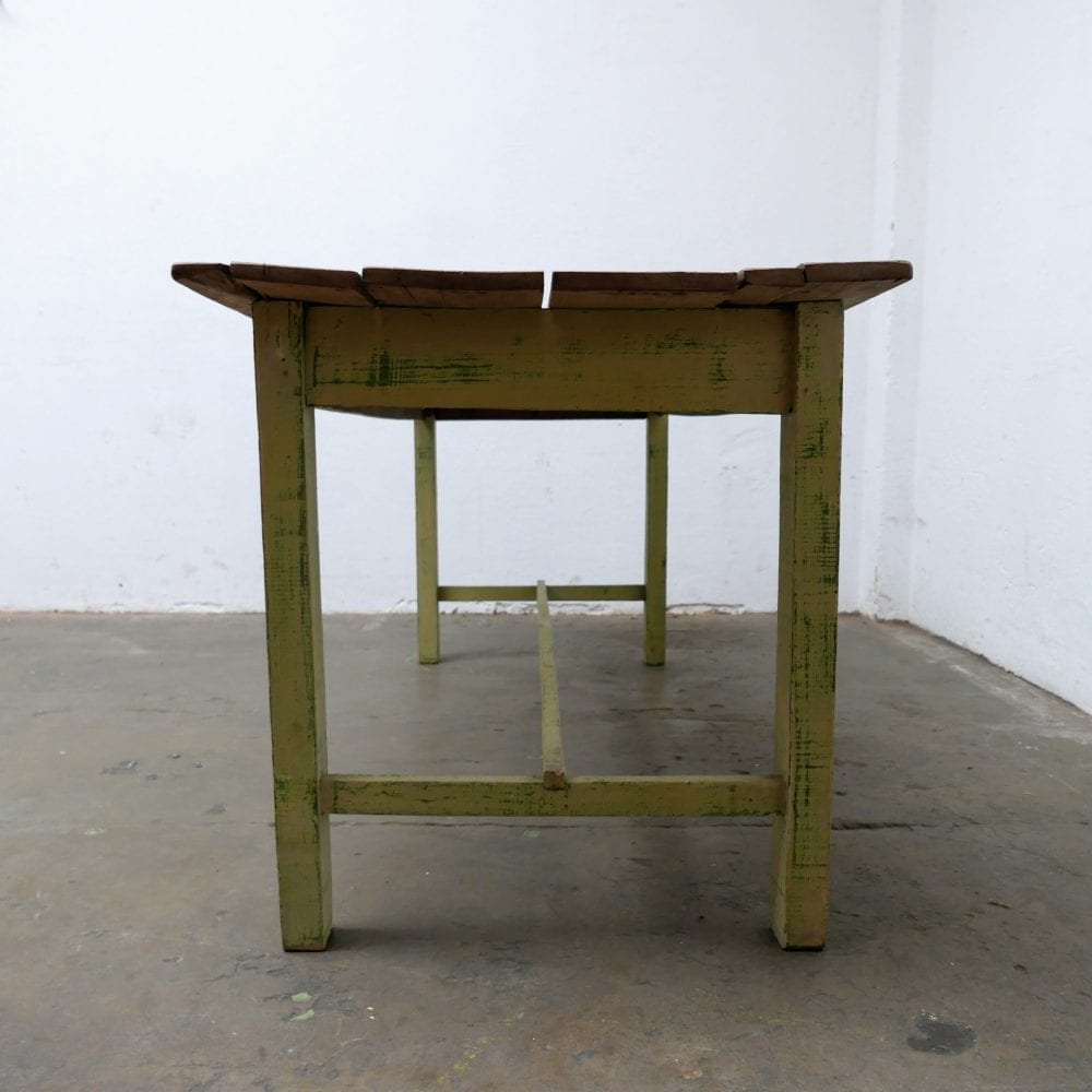 Houten geelgroene tafel