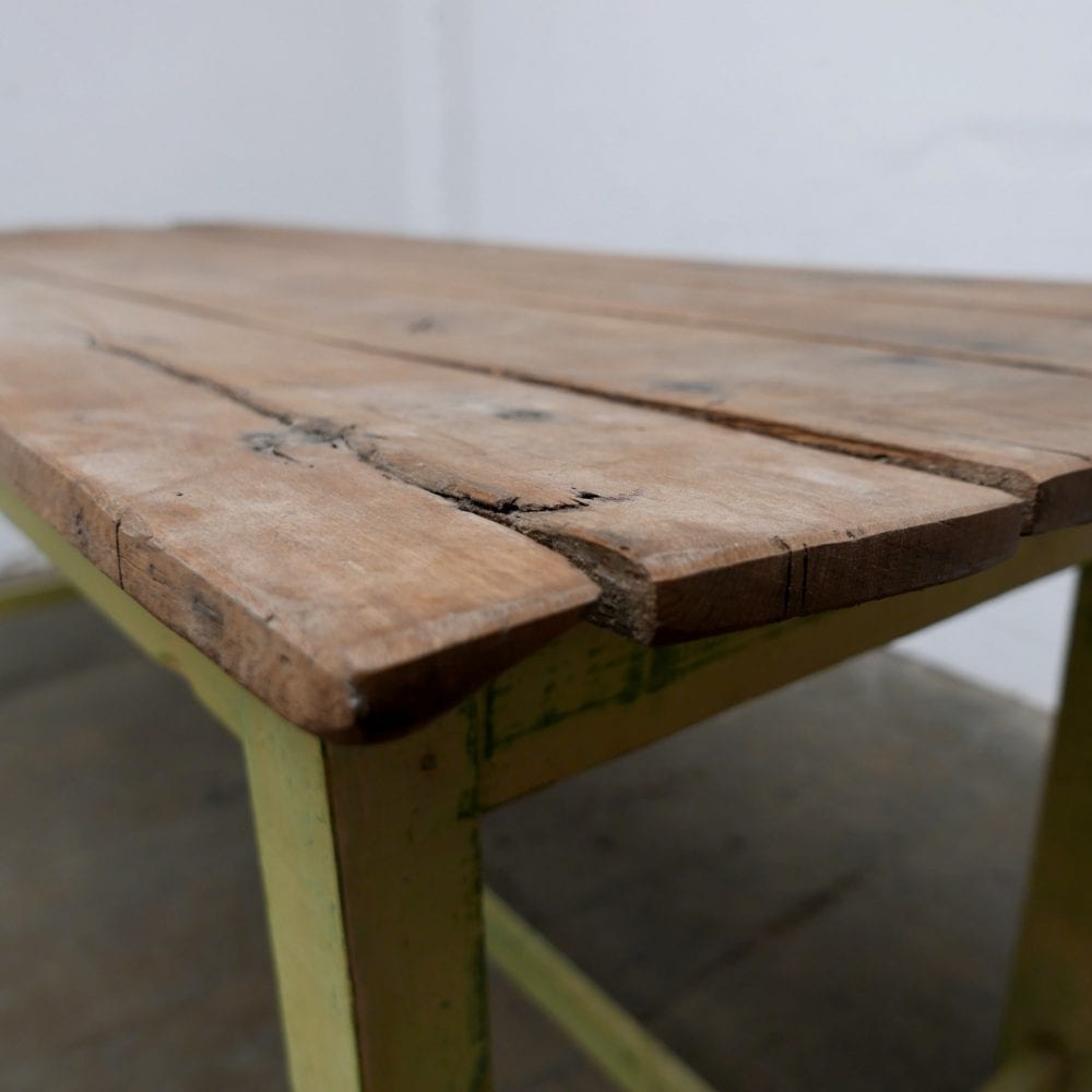 Houten geelgroene tafel