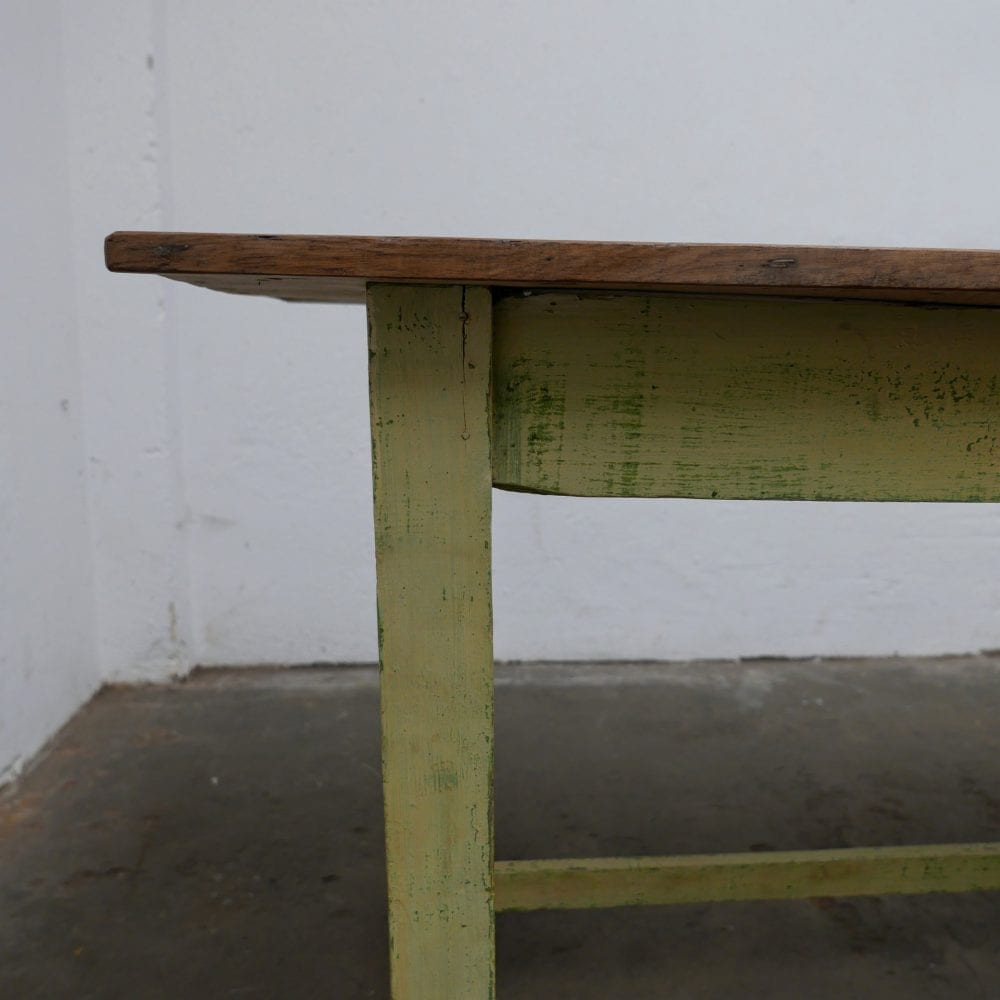 Houten geelgroene tafel