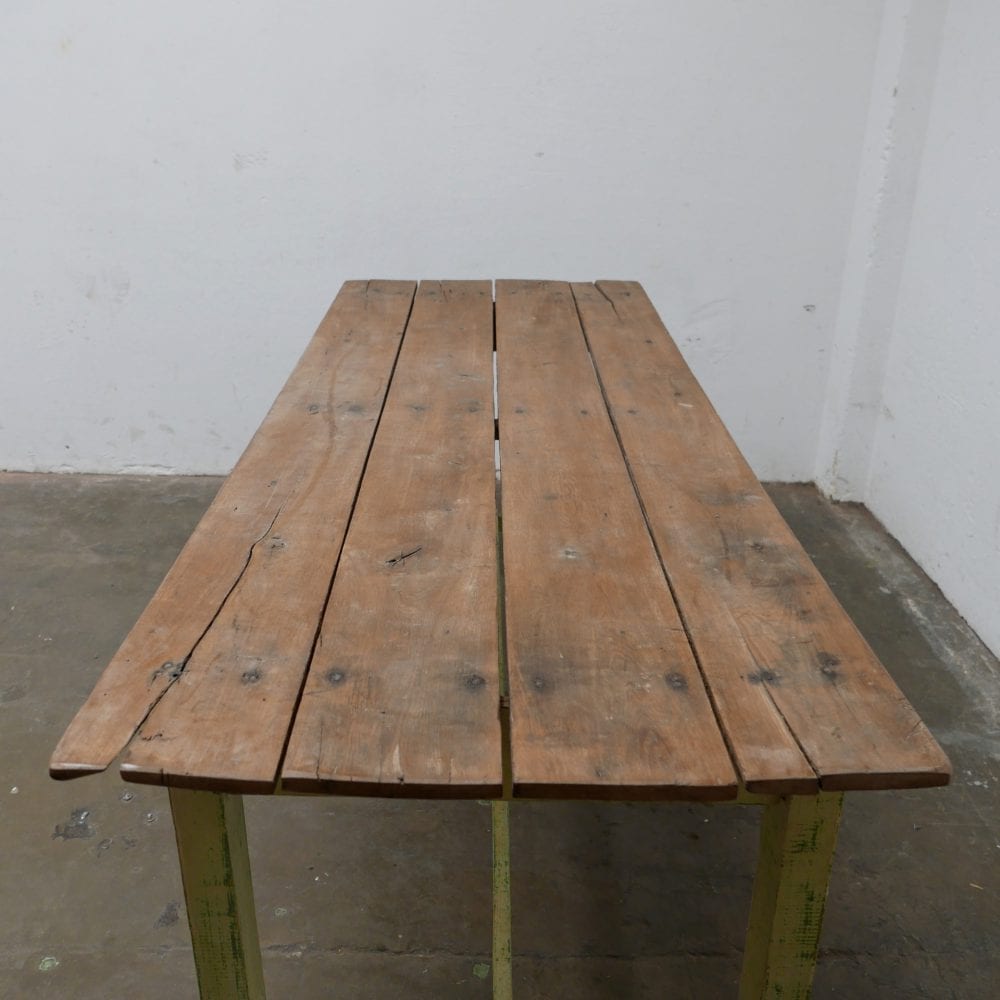 Houten geelgroene tafel