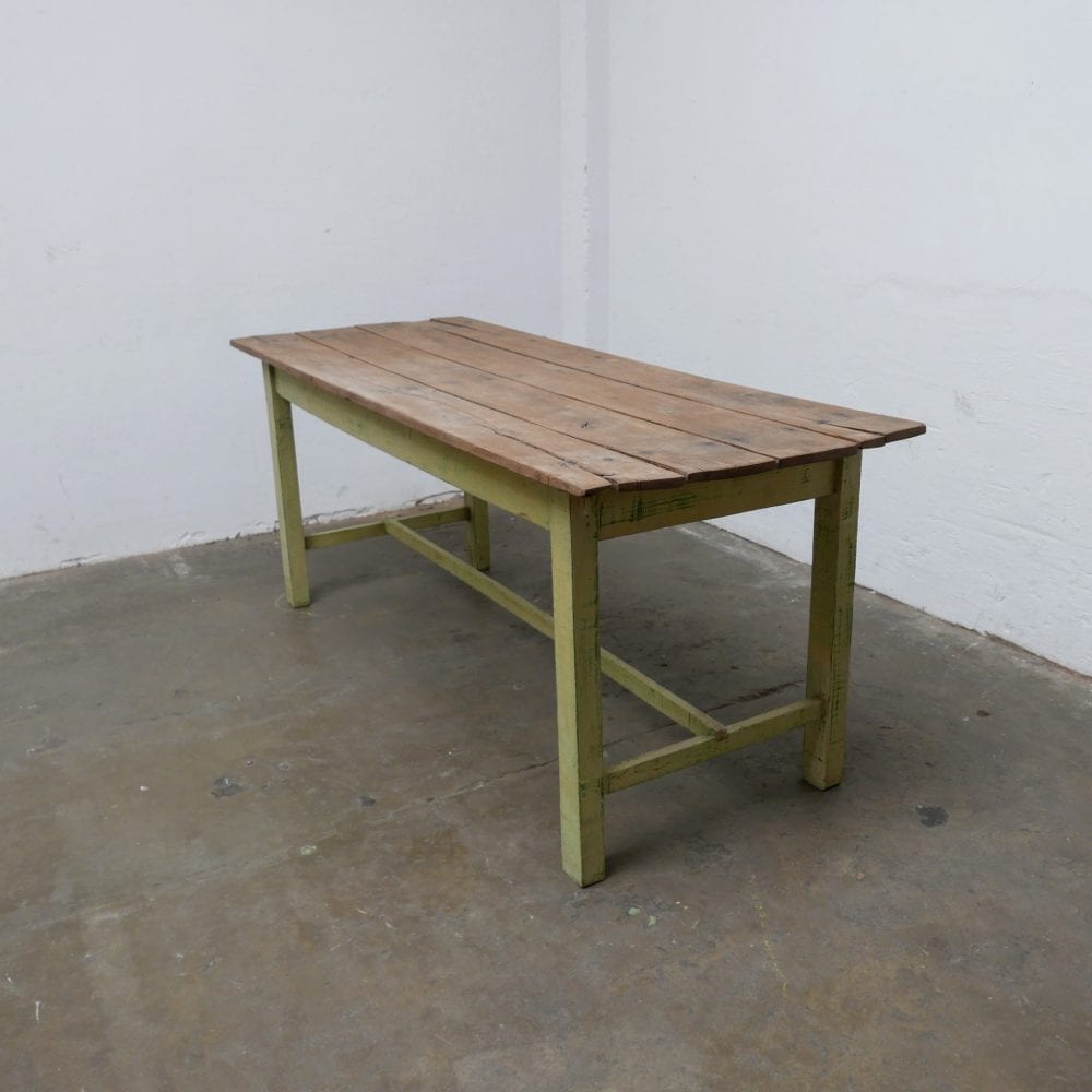 Houten geelgroene tafel