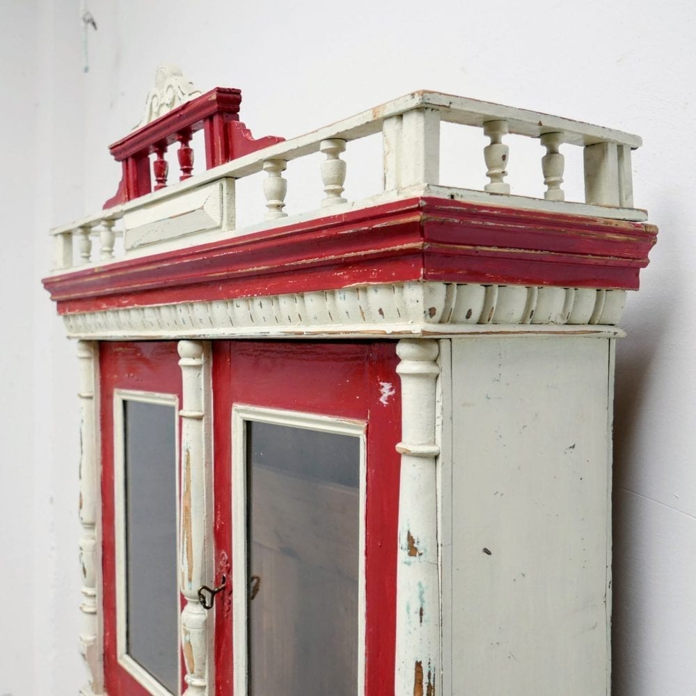 Houten rood-witte buffetkast