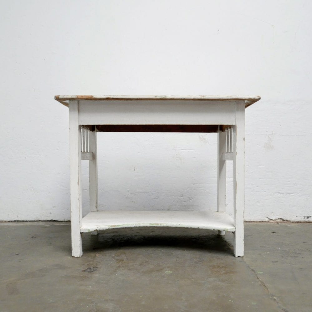 Witte houten eettafel