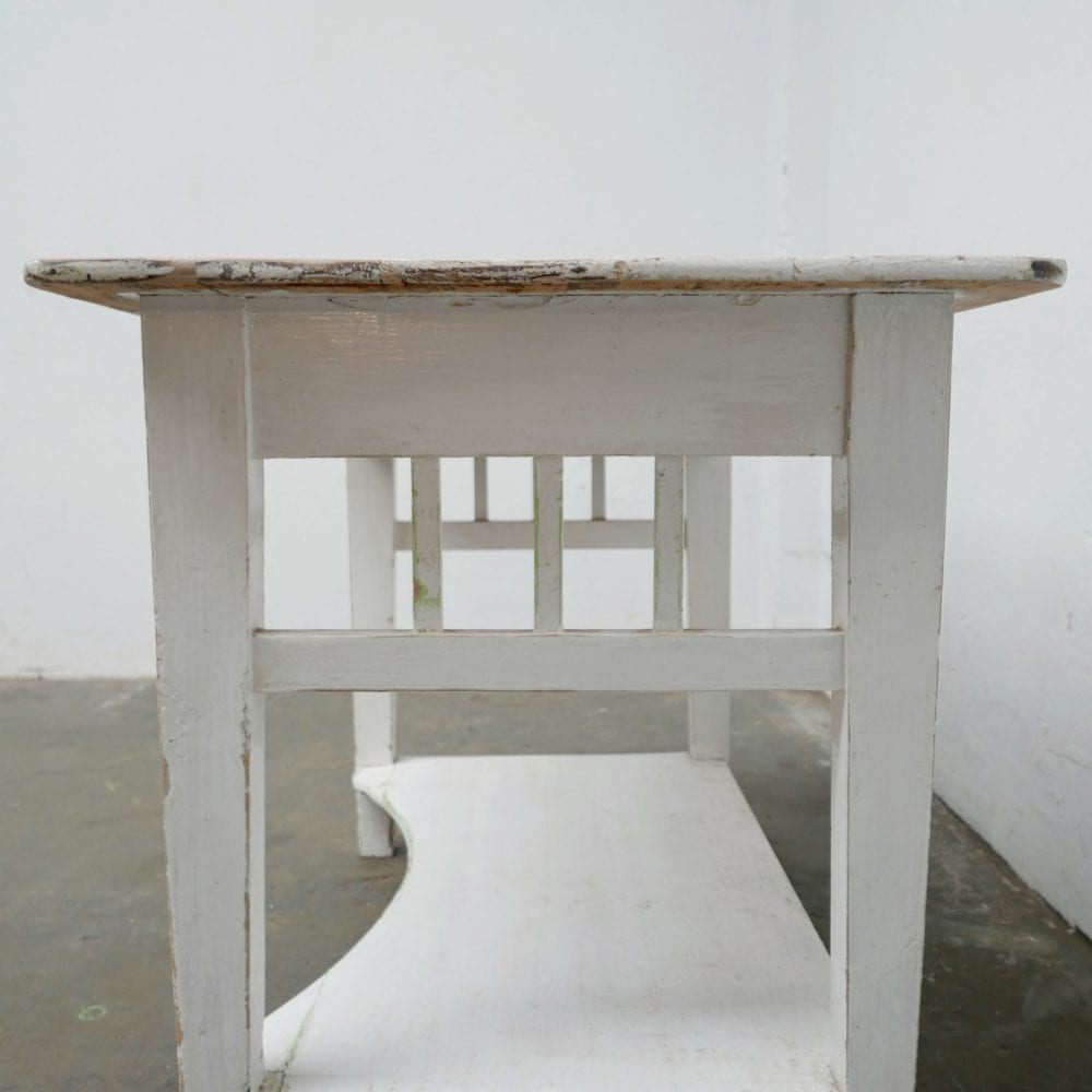 Witte houten eettafel