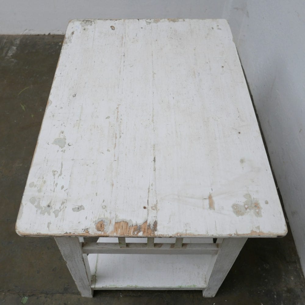 Witte houten eettafel