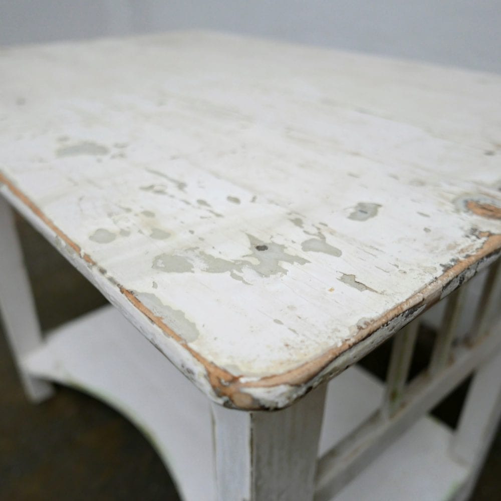 Witte houten eettafel