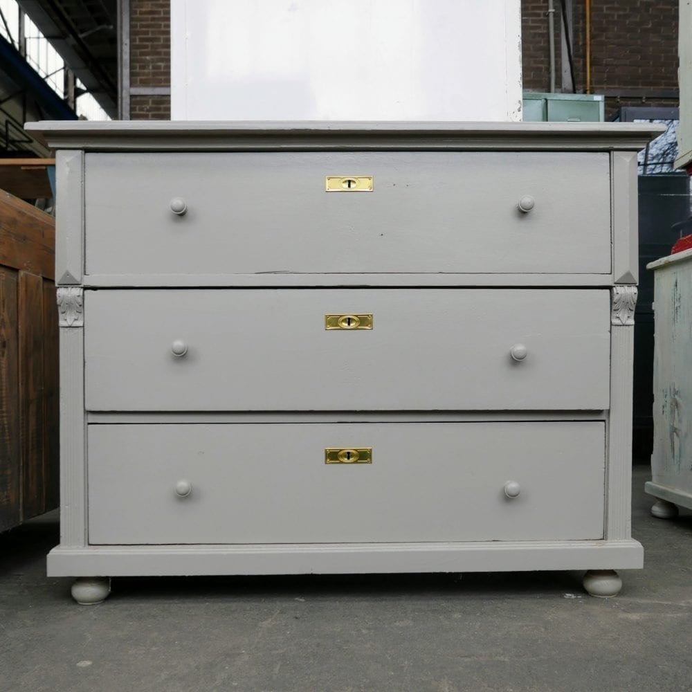 Grijze houten commode