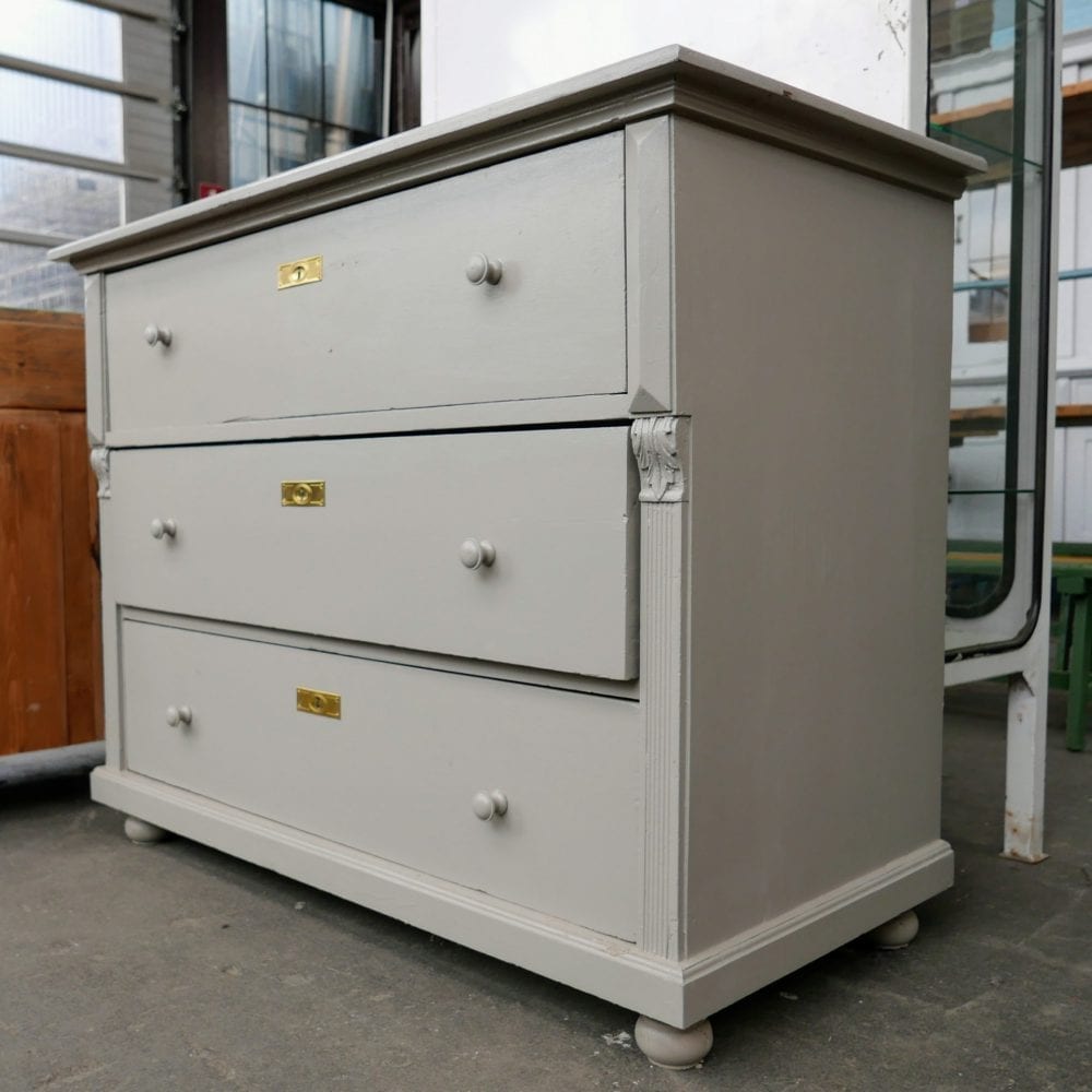 Grijze houten commode