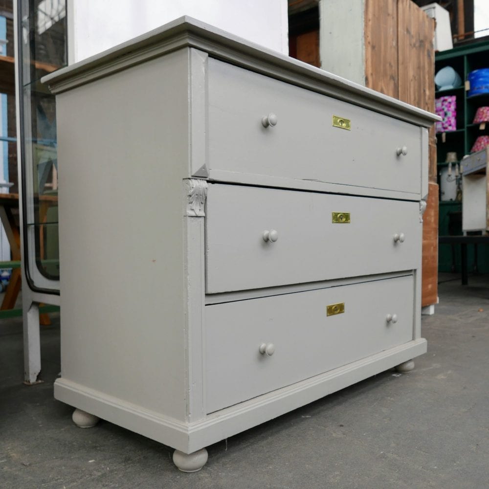 Grijze houten commode