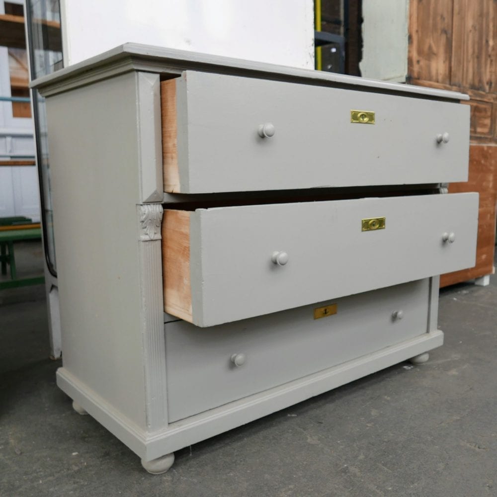Grijze houten commode
