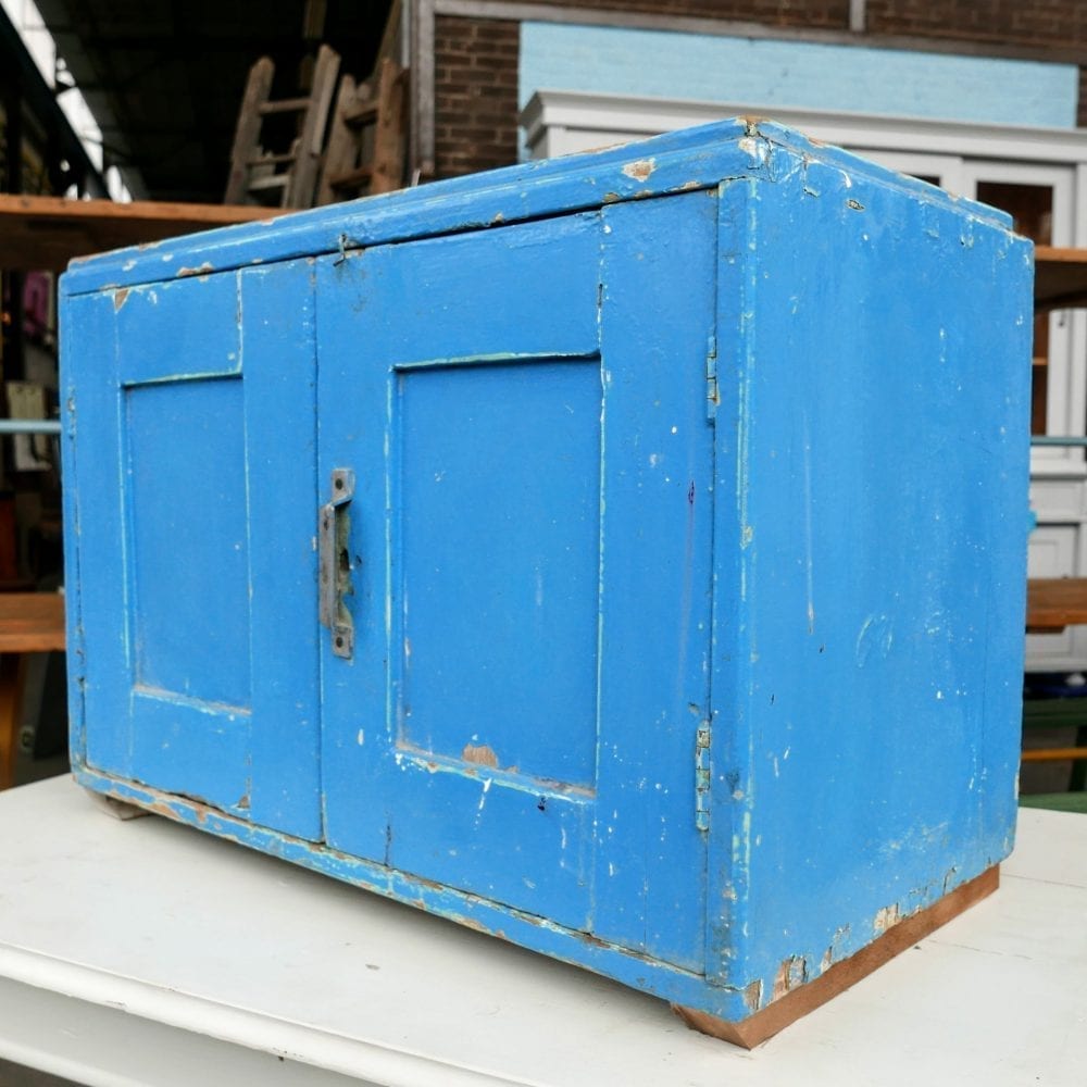 Blauw houten kastje