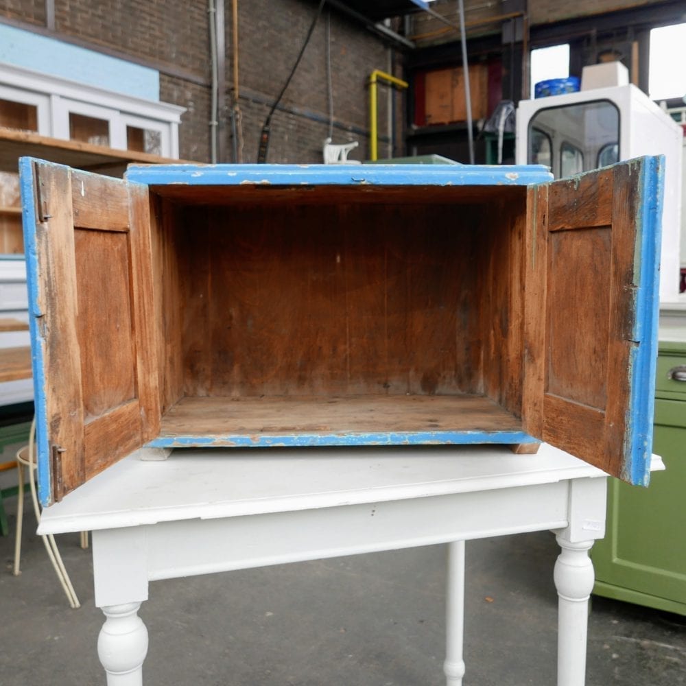 Blauw houten kastje