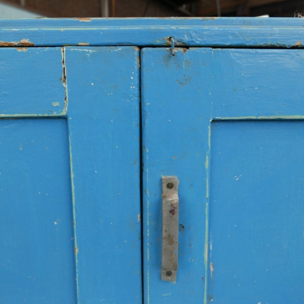 Blauw houten kastje