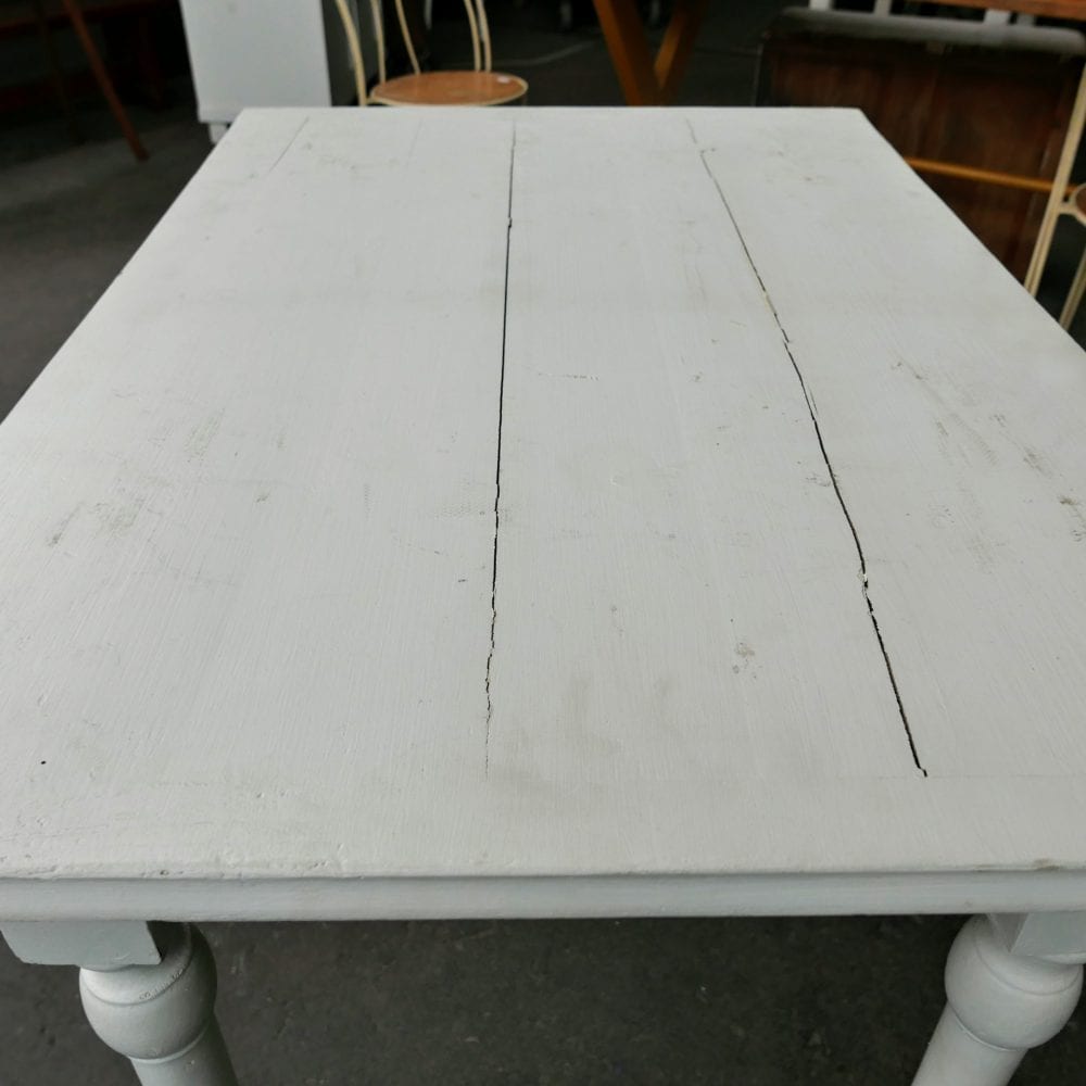 Witte houten eettafel