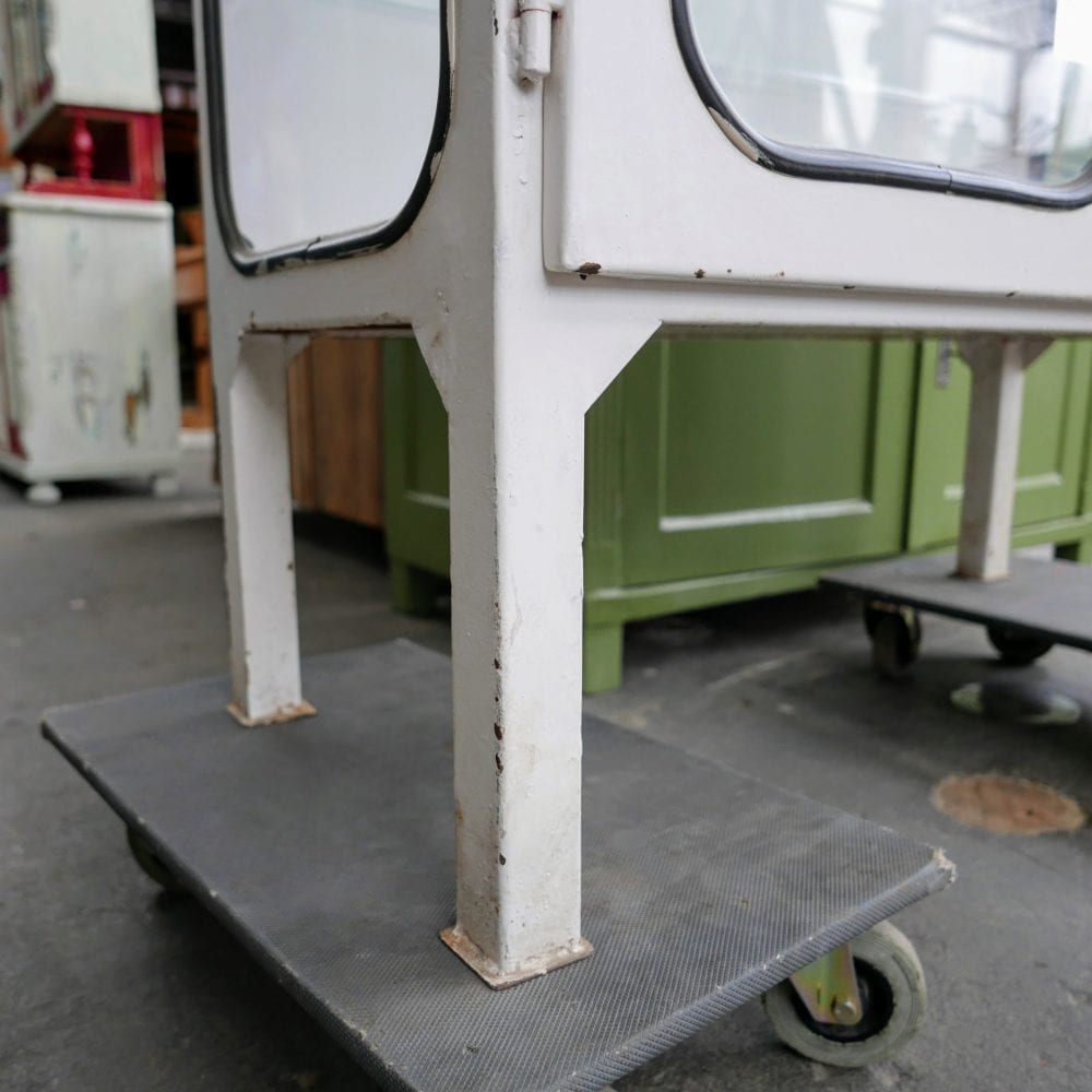 Metalen apothekerskast