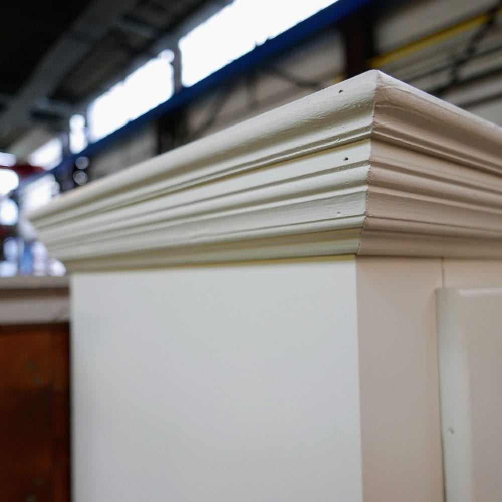 Witte houten vitrinekast
