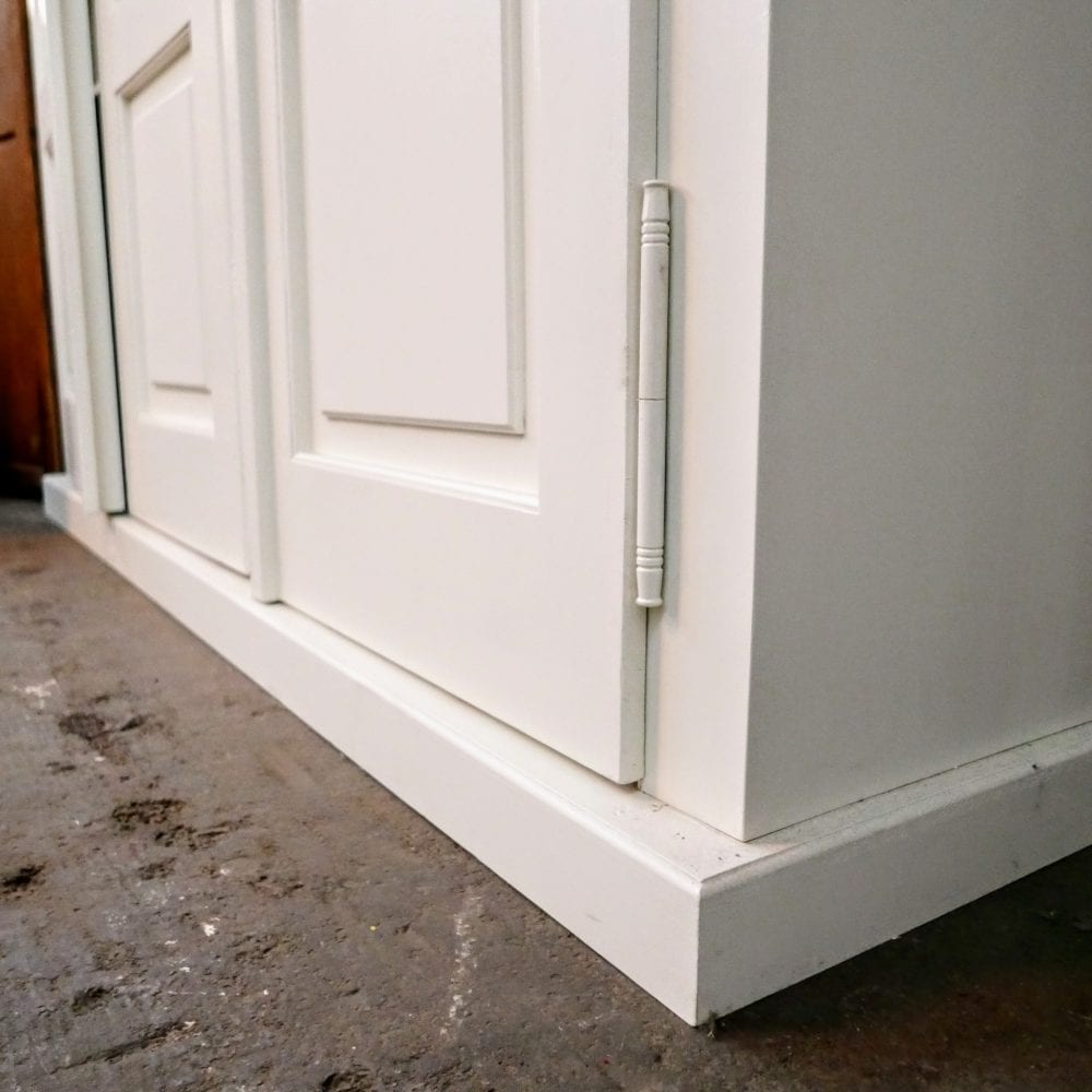 Witte houten vitrinekast