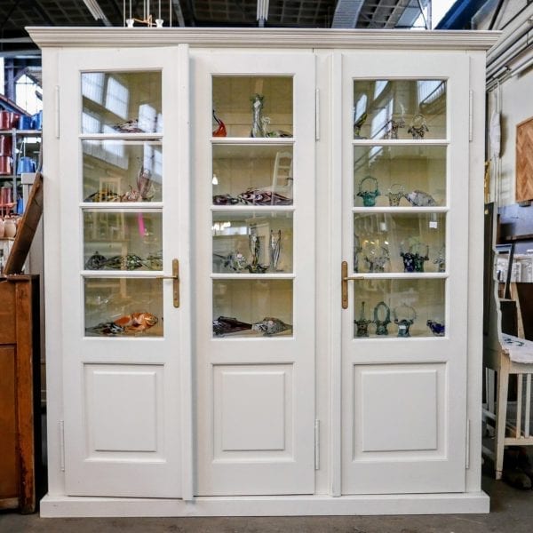Witte houten vitrinekast