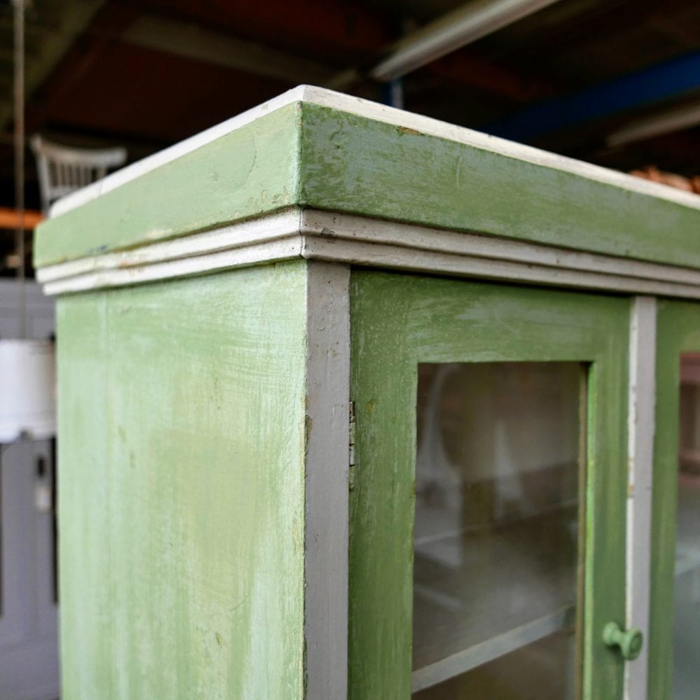 Houten groen-witte buffetkast