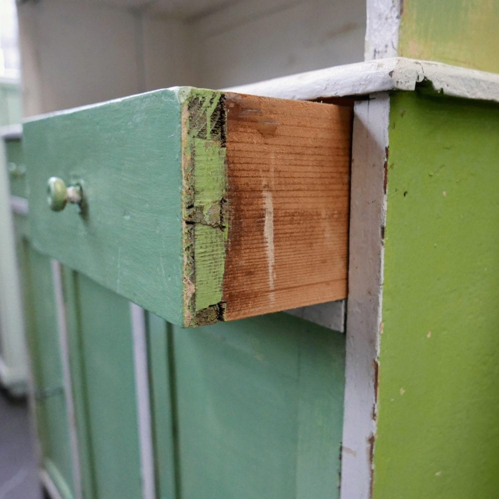 Houten groen-witte buffetkast