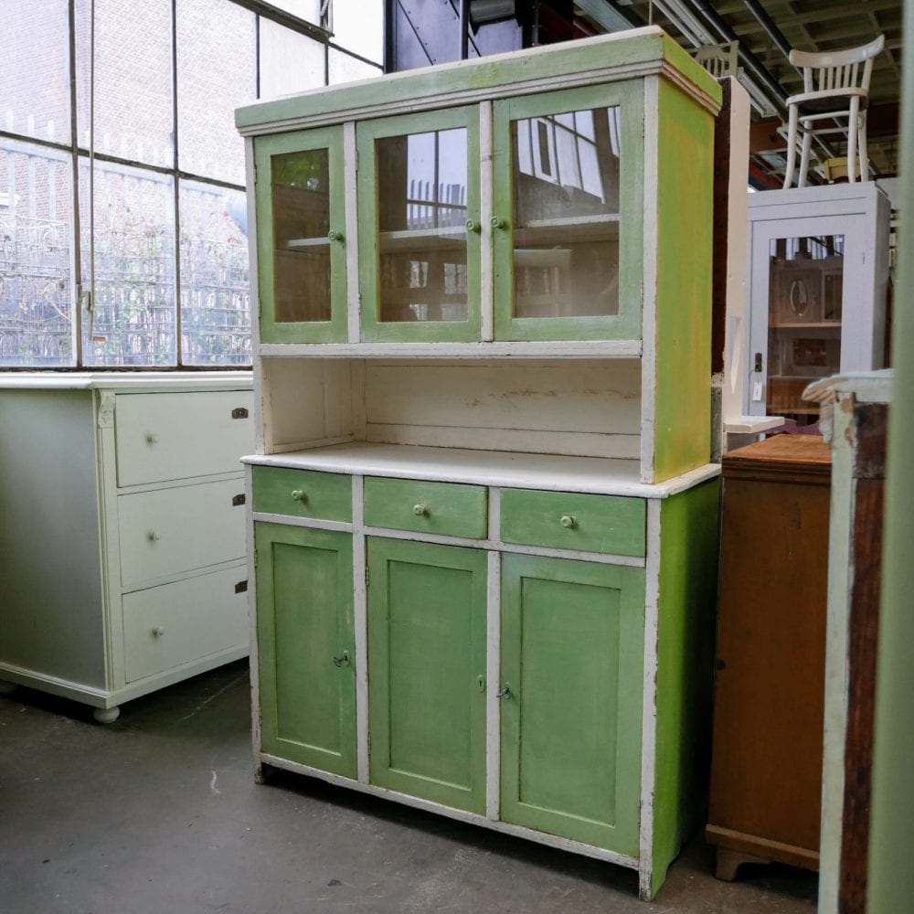 Houten groen-witte buffetkast