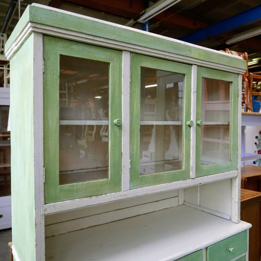 Houten groen-witte buffetkast
