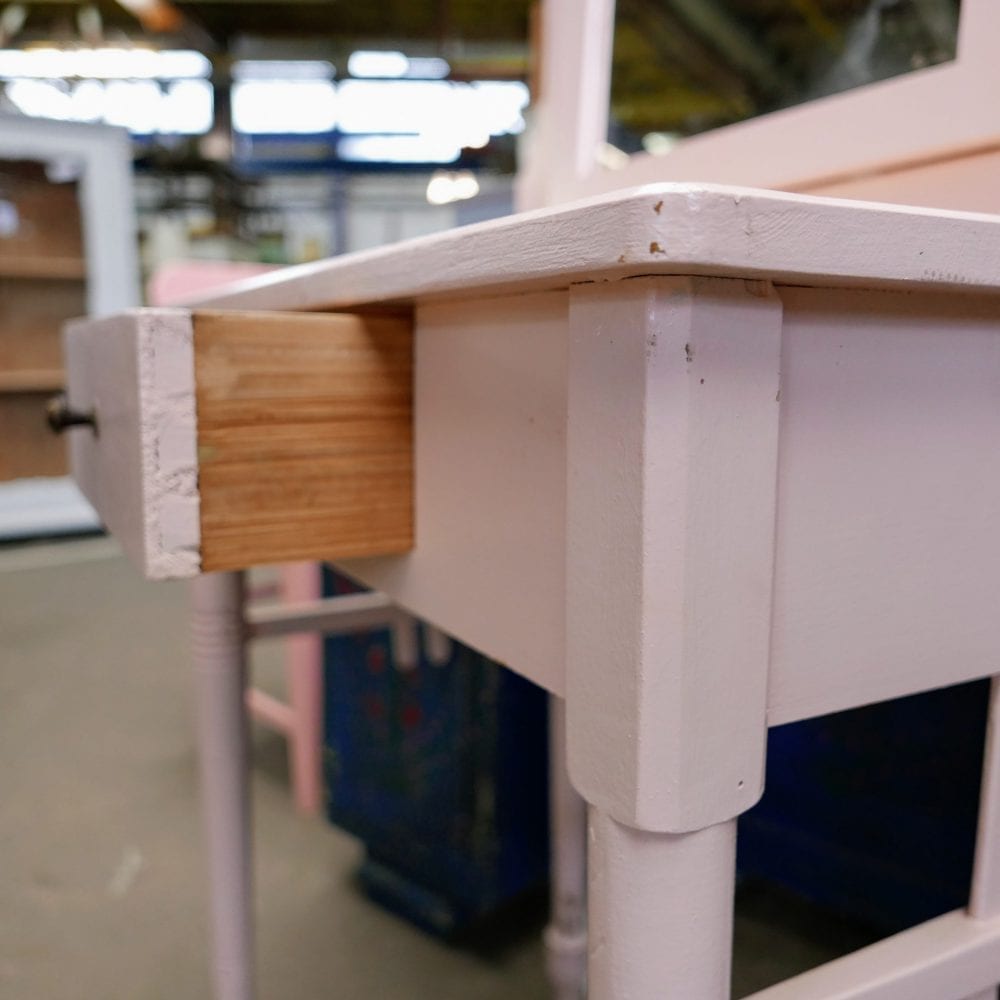 Roze houten kaptafel