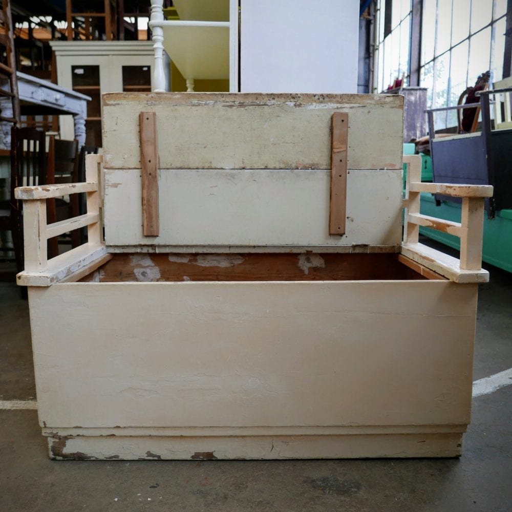 Witte houten kistbank
