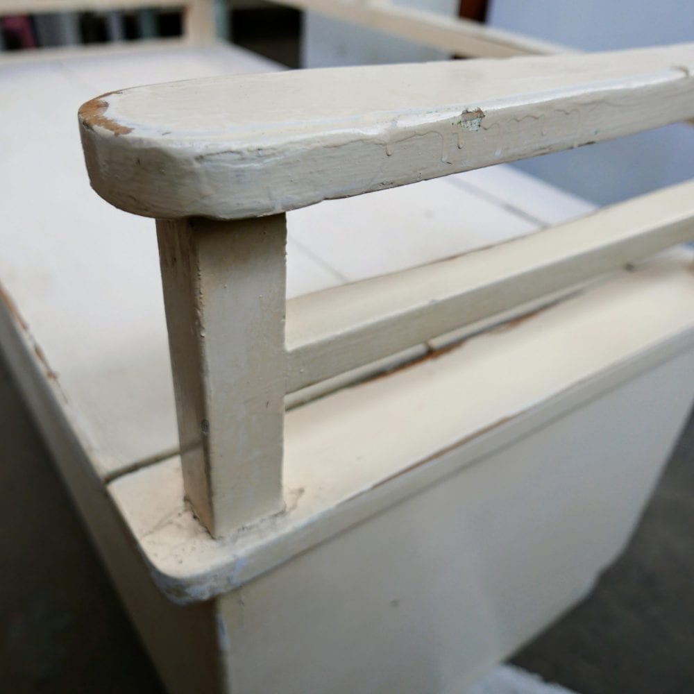 Witte houten kistbank