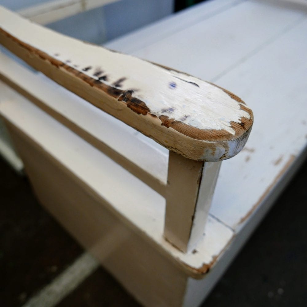 Witte houten kistbank
