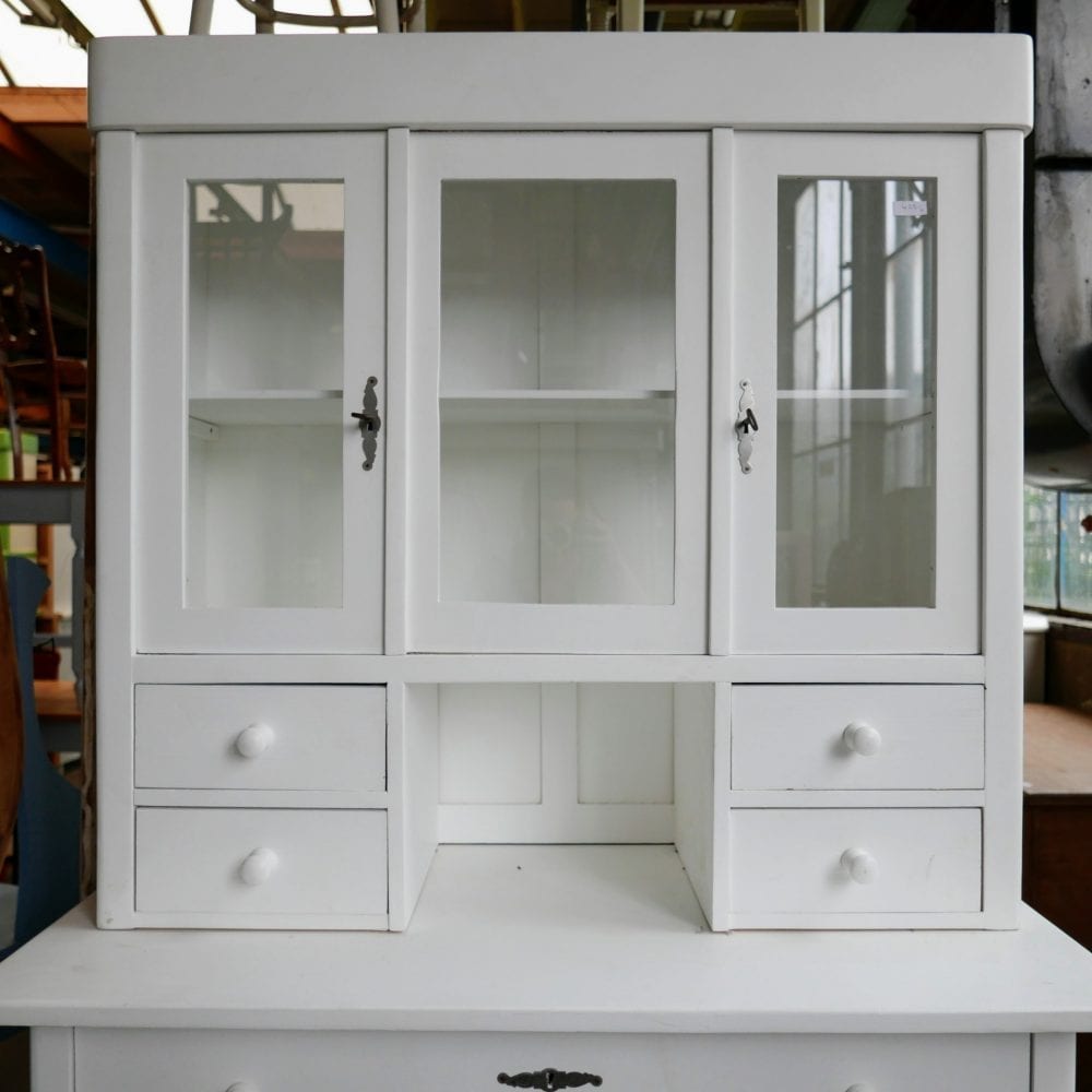 Witte houten buffetkast