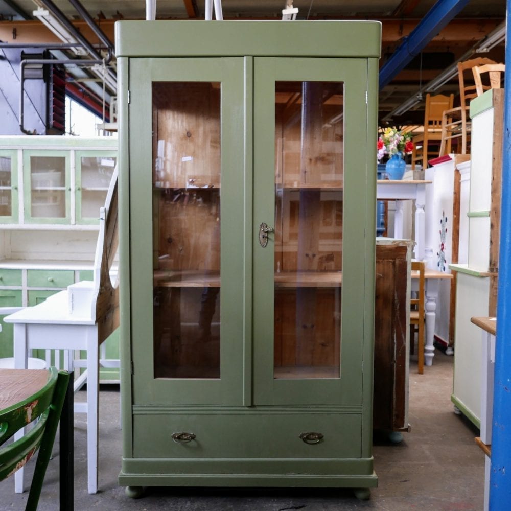 Groene houten vitrinekast