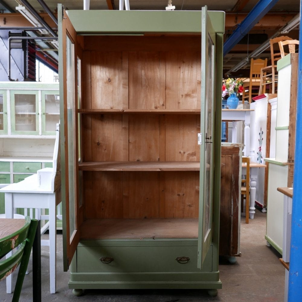 Groene houten vitrinekast