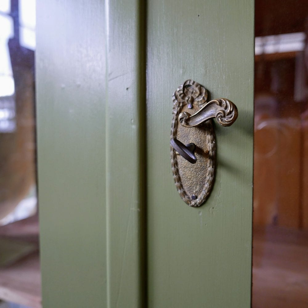 Groene houten vitrinekast