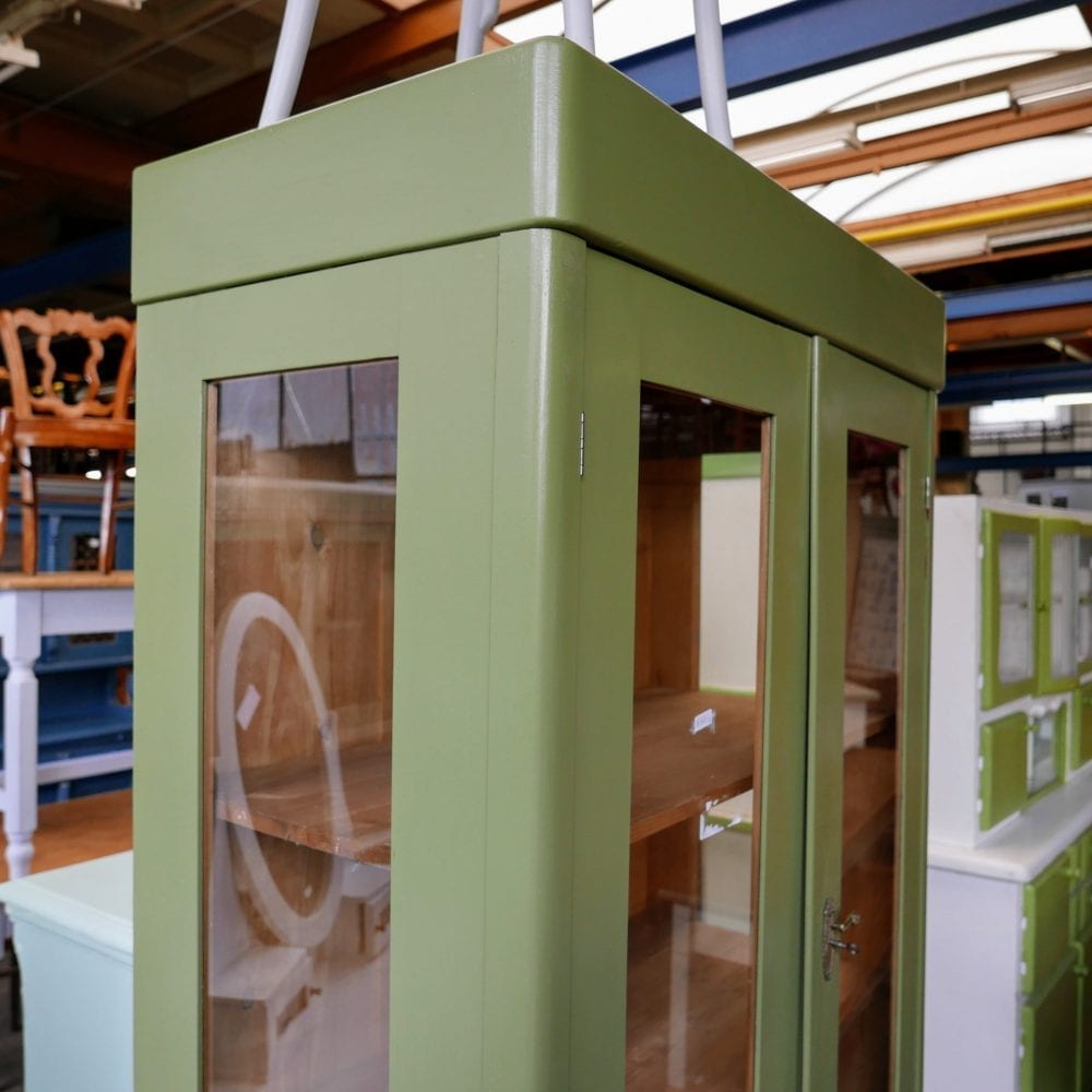 Groene houten vitrinekast
