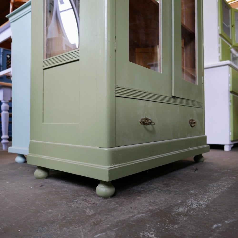 Groene houten vitrinekast