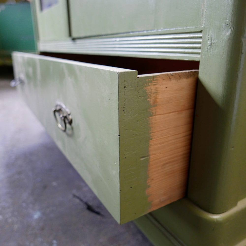 Groene houten vitrinekast