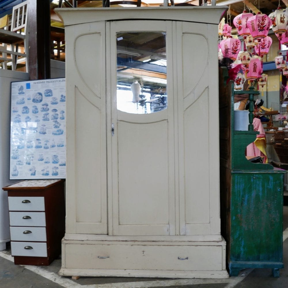 witte linnenkast met spiegel