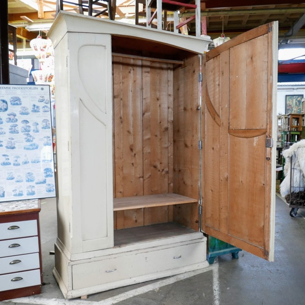 witte linnenkast met spiegel