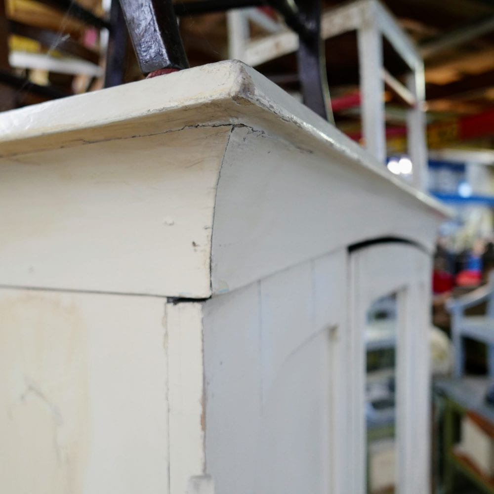 witte linnenkast met spiegel