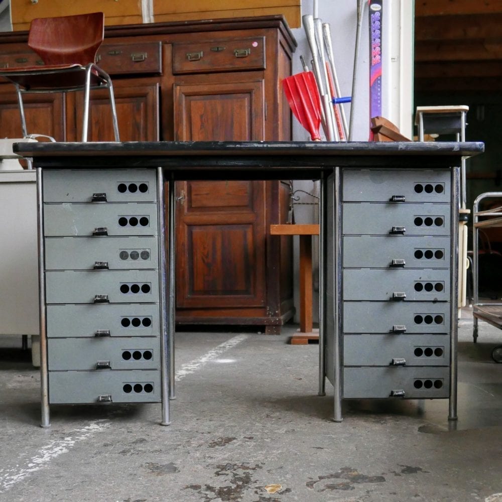 Metalen bureau