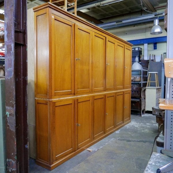 Houten lange schoolkast