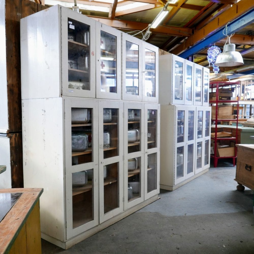 Houten witte winkelkast